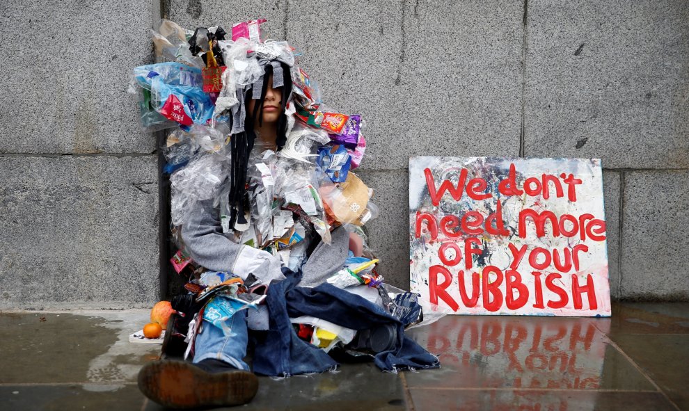 07/10/2019 - Un activista cubierto de basura durante las protestas de Londres, Gran Bretaña. REUTERS/Henry Nicholls