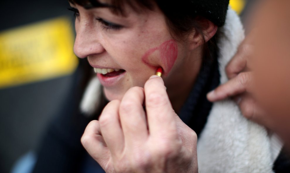 07/10/2019 - Una activista se pinta la cara durante la acción por el clima en Austria. REUTERS/Lisi Niesner