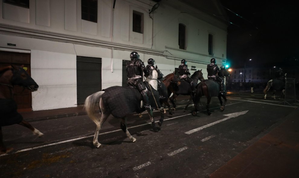 Policías a caballo en las calles de Quito. EFE/ José Jacome