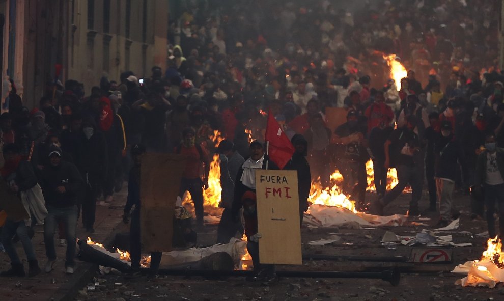 Manifestantes se enfrentan con las autoridades este lunes en Quito.  EFE/ José Jacome