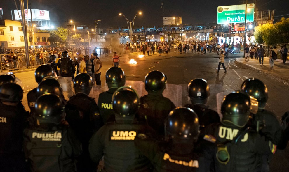 La policía vigila a los manifestantes. REUTERS/Santiago Arcos