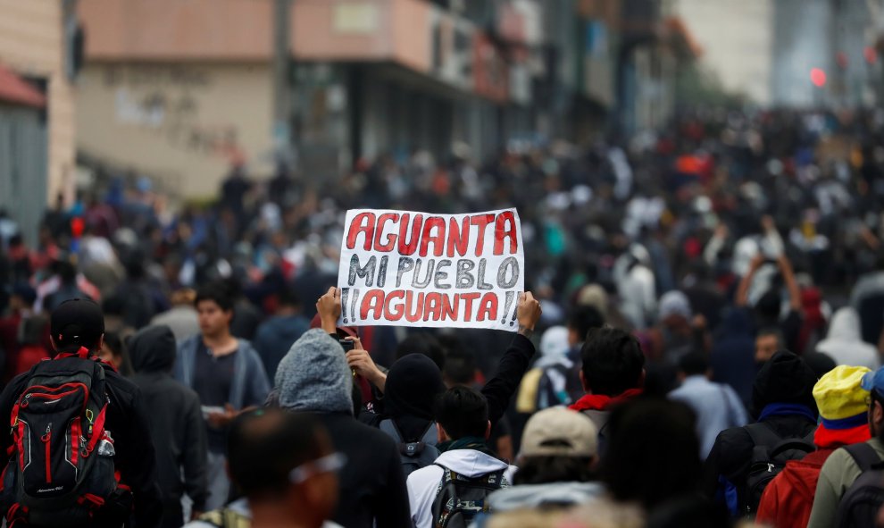 Una persona sostiene un cartel en una manifestación.  REUTERS/Carlos Garcia Rawlins