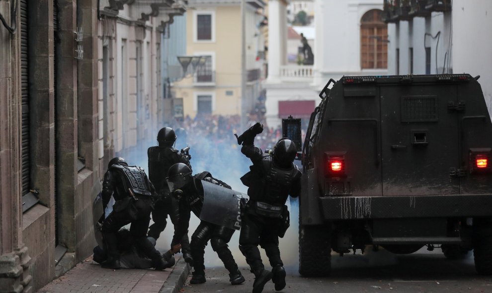 Las fuerzas de seguridad detienen a un manifestante durante una protesta contra las medidas de austeridad del presidente de Ecuador, Lenin Moreno, en Quito, Ecuador, 8 de octubre de 2019. REUTERS / Ivan Alvarado