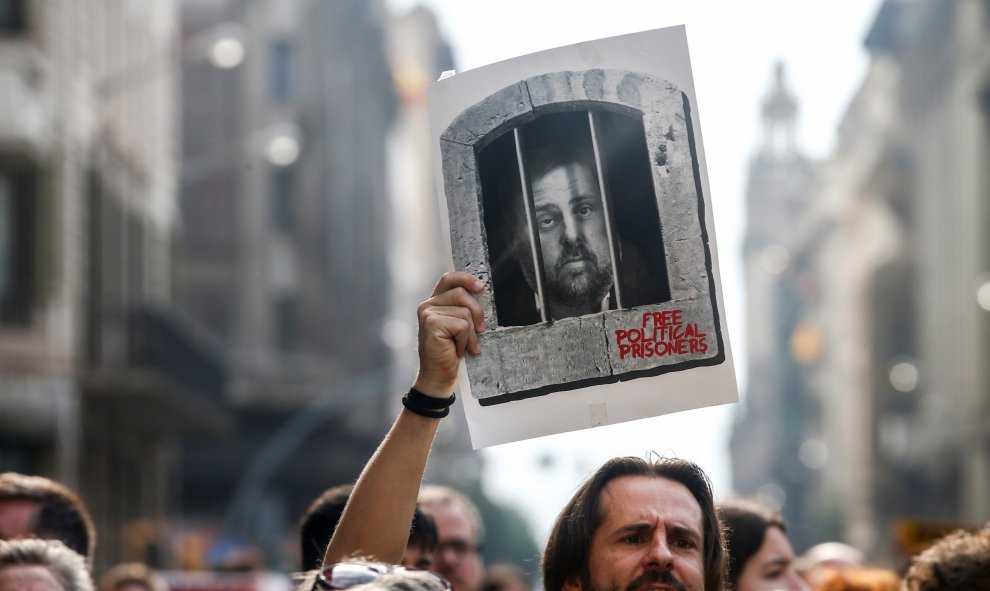 14/10/2019.- Centenares de personas cortan la céntrica Via Laietana de Barcelona en protesta por la sentencia del 'procés'. / EFE - QUIQUE GARCÍA