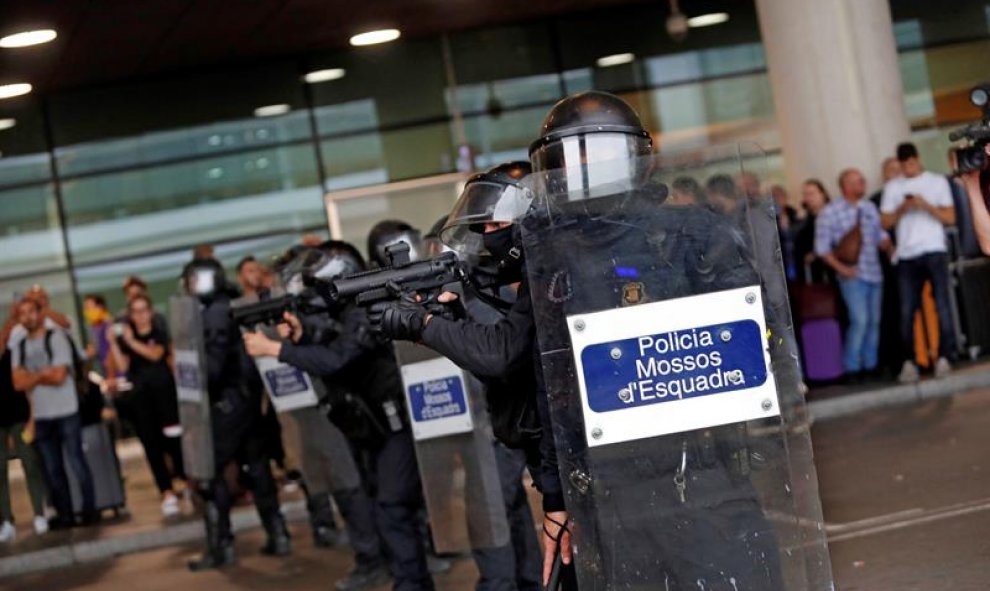 14/10/2019 - La plataforma Tsunami Democràtic haya llamado a paralizar la actividad del aeropuerto, en protesta por la condena a los líderes del 'procés'. EFE/Toni Albir