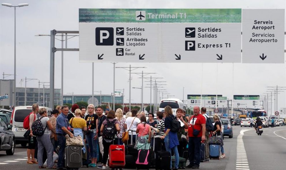 14/10/2019.- Un grupo de viajeros llega caminando al Aeropuerto del Prat después de que la plataforma Tsunami Democràtic haya llamado a paralizar la actividad del aeropuerto. EFE/ Toni Albir