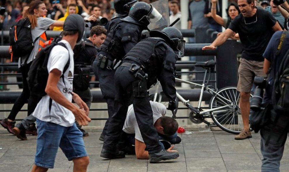 14/10/2019.- Miembros de los Mossos d'Esquadra cargan contra los centenares de personas que se agolpan ante el Aeropuerto del Prat. EFE/ Toni Albir