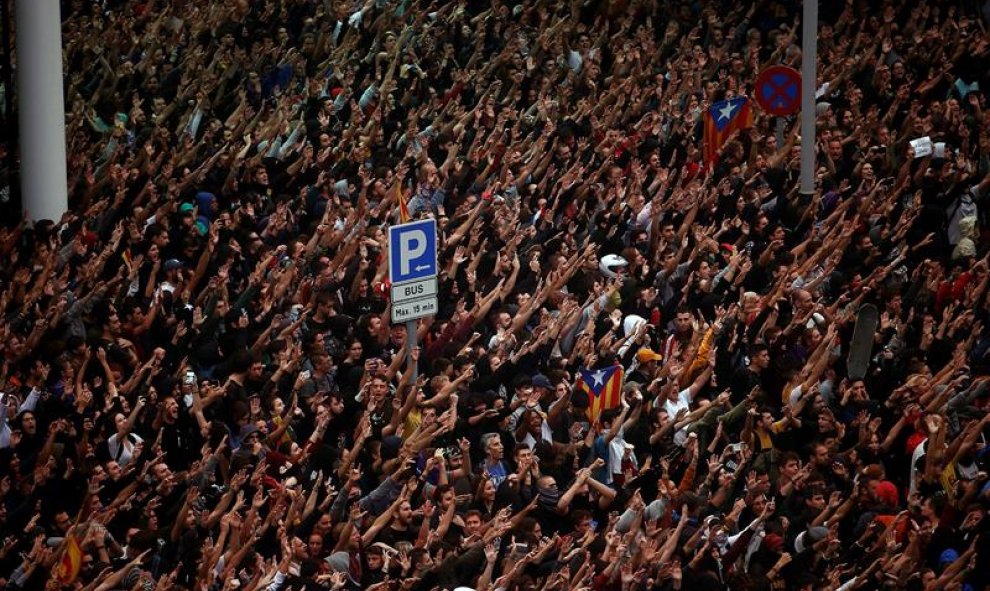 14/10/2019.- Miles de personas se agolpan ante el Aeropuerto del Prat ./ EFE- Quique García