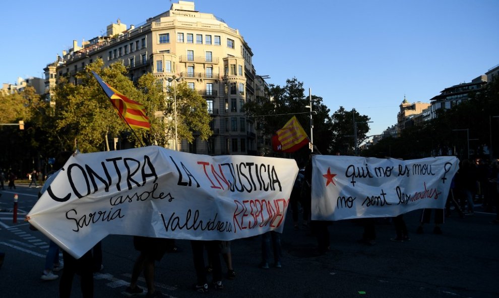 Pancartas en Barcelona con un simbólico lema: "Ante la injusticia, respondemos". / EFE