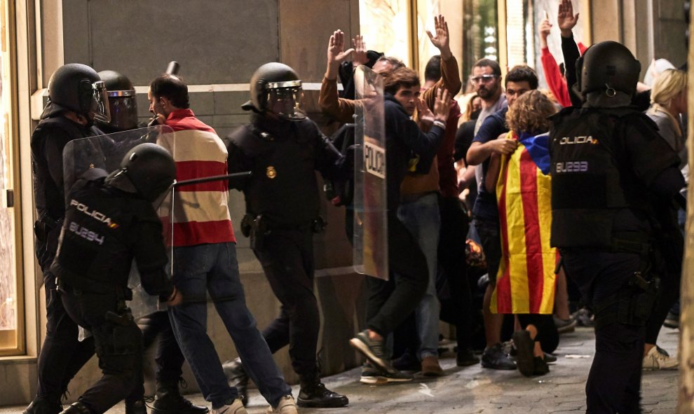 Miembros de los Mossos de Escuadra desalojan el Paseo de Gracia de Barcelona tras la movilización convocada por los CDR, hoy martes en la segunda jornada de protestas contra la sentencia condenatoria del Tribunal Supremo a los líderes independentistas de