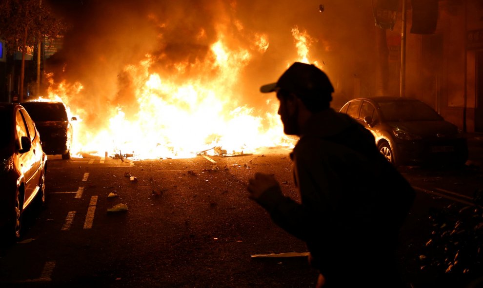 Un incendio provocado por radicales durante las protestas en Barcelona por las sentencia del procés. /REUTERS