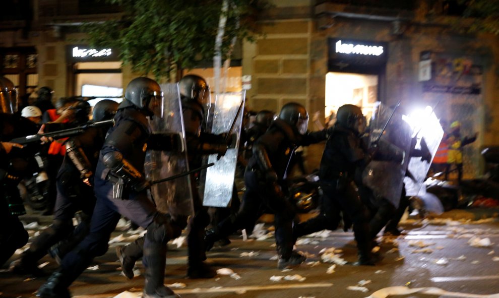 Los Mossos cargan contra las personas que han provocado disturbios esta noche en el centro de Barcelona. /REUTERS