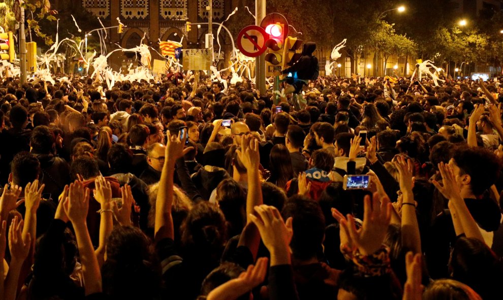 Miles de personas concentradas en las calles céntricas de Barcelona y lanzando rollos de papel higiénico en la convocatoria de los CDR. /REUTERS