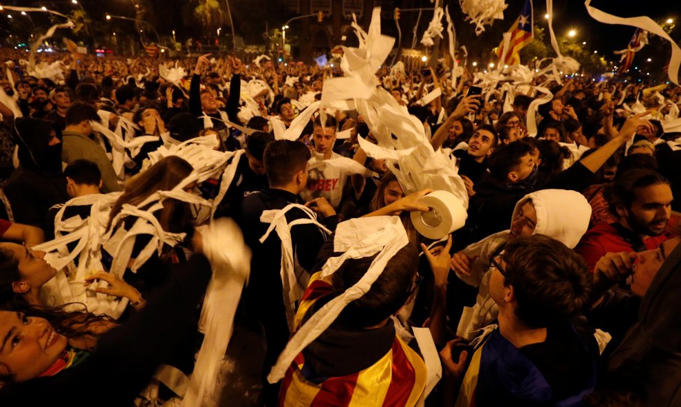 Miles de personas concentradas en las calles céntricas de Barcelona y lanzando rollos de papel higiénico en la convocatoria de los CDR. /REUTERS