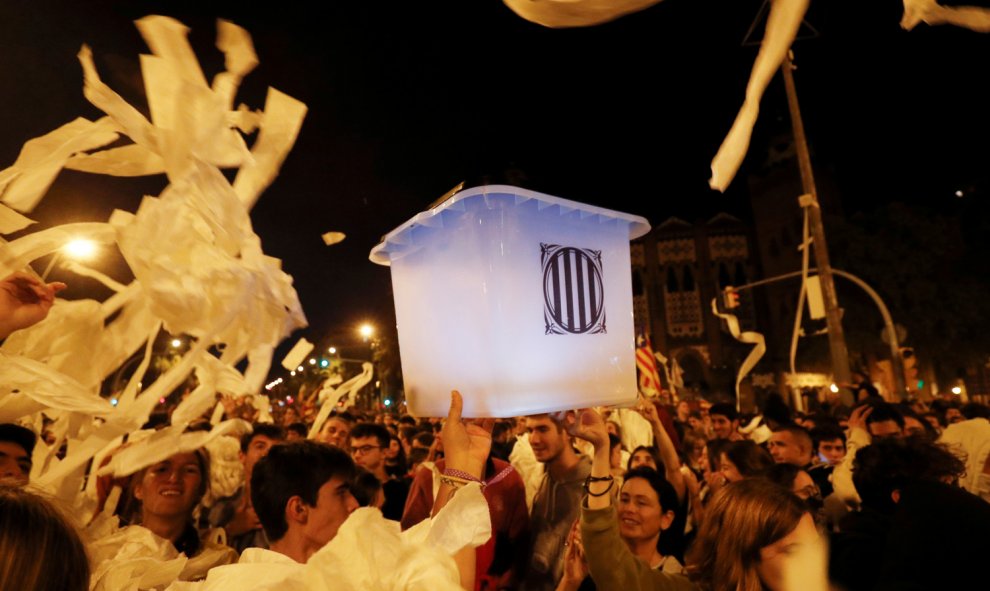 Miles de personas concentradas en las calles céntricas de Barcelona y lanzando rollos de papel higiénico en la convocatoria de los CDR. /REUTERS