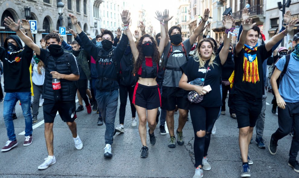 Miles de jóvenes marchan por el centro de Barcelona convocados por los CDR en protesta por la sentencia del procés. /REUTERS