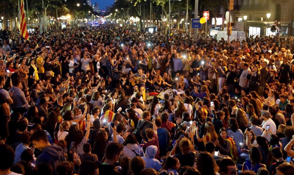 17/10/2019. - Miles de personas en los Jardinets de Gràcia de Barcelona protestan contra la sentencia del 'procés'. EFE/ Toni Albir