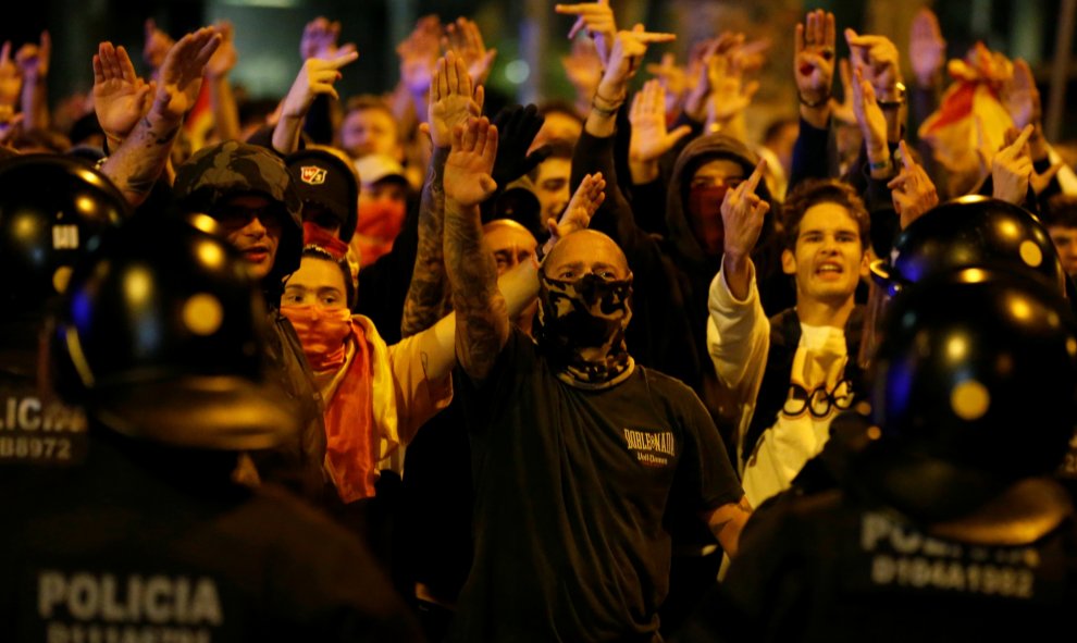 17/102019 - Un grupo de neonazis protesta contra la manifestación de los CDR en Barcelona. / REUTERS (Rafael Marchante)