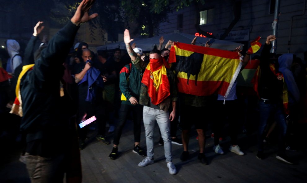 17/10/2019 - Un grupo de neonazis y fascistas en Barcelona protestando contra las manifestaciones de los CDR. /REUTERS (Rafael Merchante)