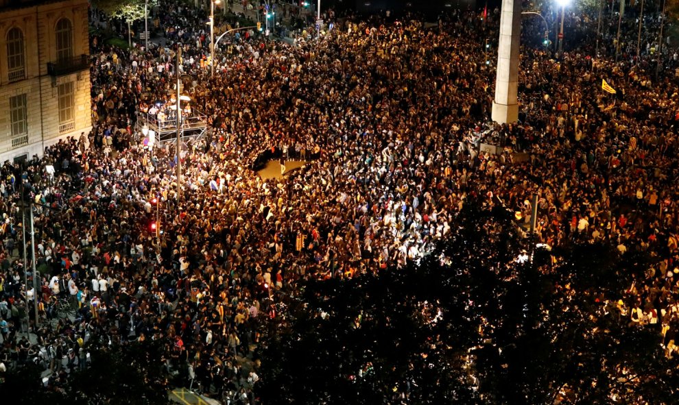 Miles de personas se han concentrado este jueves por la tarde convocadas por los CDR en los Jardinets de Gràcia de Barcelona. /EFE