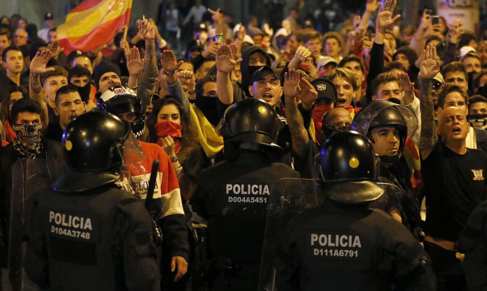 Unos 300 miembros de la ultraderecha se manifiestan para defender la unidad de España, este jueves en el barrio de Sarriá, Barcelona, custodiados por el cuerpo de los Mossos d,Esquadra. /EFE