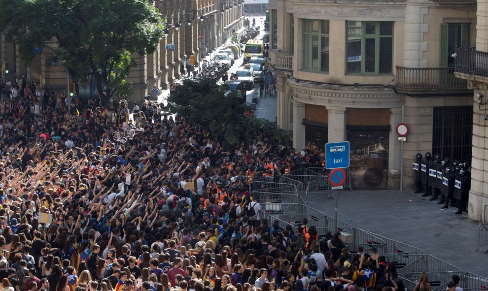 Miles de estudiantes universitarios y de secundaria, convocados por el Sindicato de Estudiantes y por el Sindicat d'Estudiants dels Països Catalans, han participado en una manifestación estudiantil contra la sentencia del 'procés'. /EFE