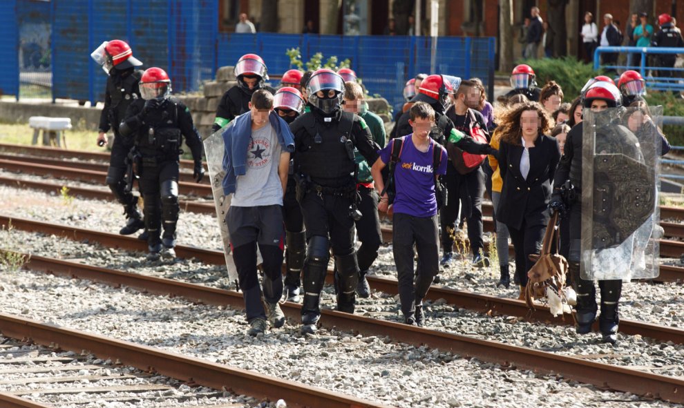 Entre 15 y 20 jóvenes han sido detenidos por la Ertzaintza en Vitoria acusados de cortar las vías del tren al término de una manifestación en contra de la sentencia del procés. /EFE