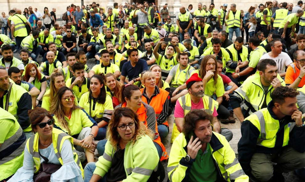 18/10/2019 - Los estibadores protestan en la Plaza de Sant Jaume durante la huelga general de Cataluña. / REUTERS (Jon Nazca)