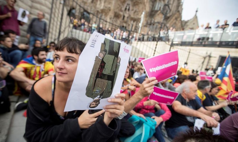 18/10/2019.- Centenares de personas protagonizan una sentada ante la Sagrada Familia de Barcelona. / EFE (Marta Pérez)