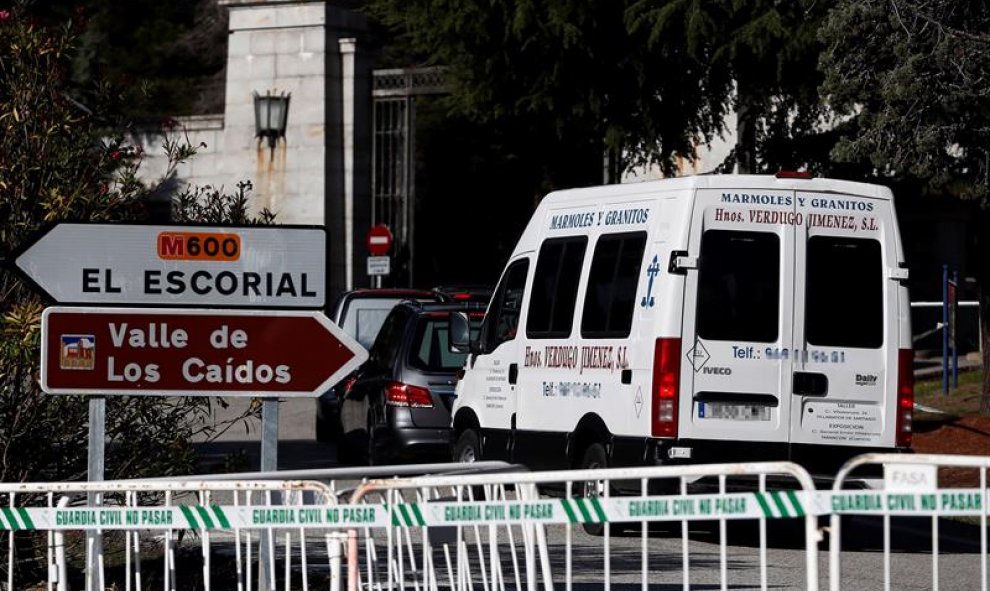 21/10/2019.- La entrada al Valle de los Caídos, en San Lorenzo del Escorial, (Madrid) de donde El dictador español Francisco Franco será exhumado y trasladado el jueves 24 de octubre. EFE/ Mariscal