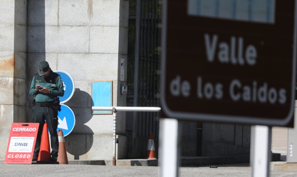 Un oficial de la Guardia Civil en la entrada cerrada del Valle de los Caídos, en San Lorenzo de El Escorial, cerca de Madrid./ REUTERS (Sergio Pérez)