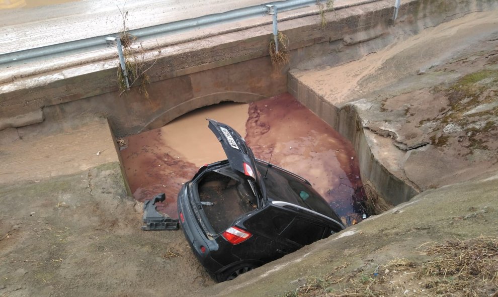 Un automóvil después de las inundaciones en el pueblo de Arbeca, España. /REUTERS (BEA MIRET)