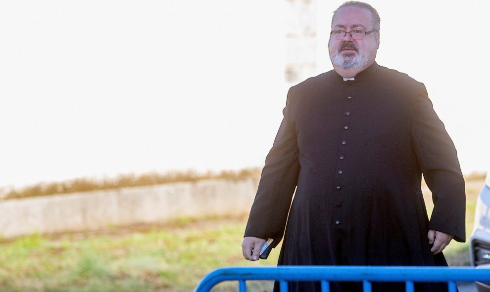 El sacerdote Ramón Tejero, que será en encargado de oficiar la misa de la reinhumación de Francisco Franco, a su llegada esta mañana al cementerio de El Pardo-Mingorrubio. EFE/Rodrigo Jiménez