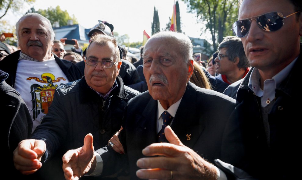 24/10/2019.- El ex teniente coronel de la Guardia Civil que encabezó el fallido golpe de Estado del 23 de febrero de 1981, Antonio Tejero, se ha sumado a los manifestantes que se concentran en las inmediaciones del cementerio de El Pardo-Mingorrubio, dond