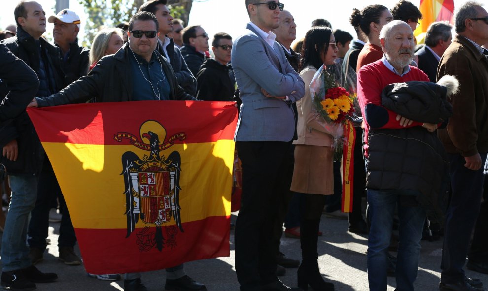 24/10/2019.- Concentración llevada a cabo a las puertas del cementerio de El Pardo-Mingorrubio donde ha sido reinhumado el dictador Francisco Franco. EFE/Javier Lizón