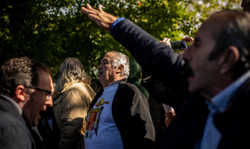 Manifestantes franquistas protestan contra la exhumación del dictador Francisco Franco. / JAIRO VARGAS