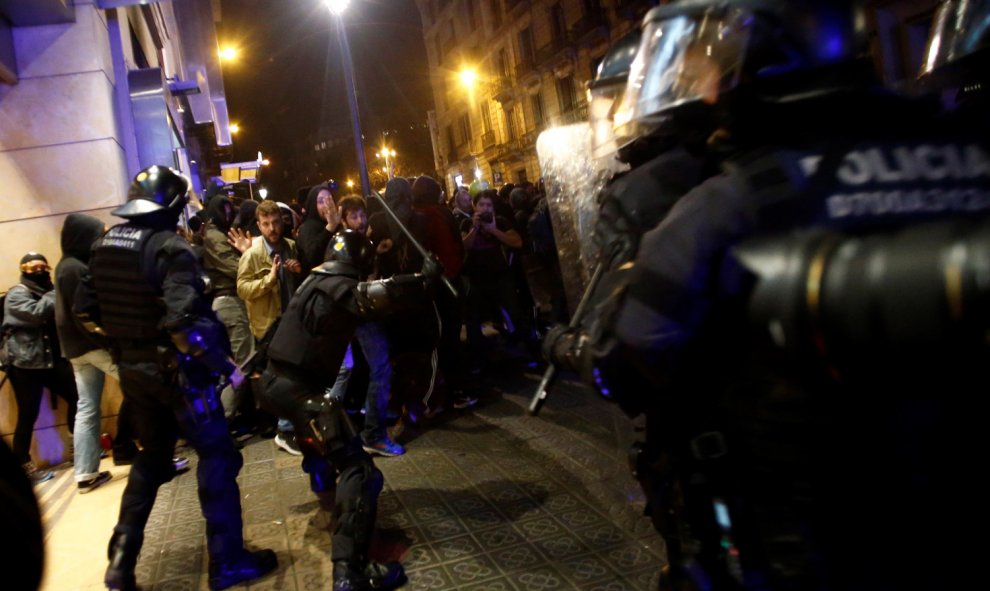 Mossos d'esquadra dispersan a los miles de personas, convocadas por los denominados Comités de Defensa de la República (CDR), que se concentran ante la Jefatura de la Policía Nacional de la Via Laietana de Barcelona, en medio de un fuerte dispositivo poli