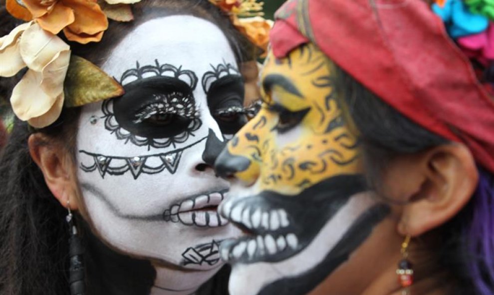 Dos mujeres participan este sábado en el tradicional desfile de Las Catrinas. EFE/ Mario Guzmán