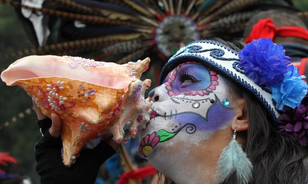 Una mujer con la cara maquillada participa este sábado en el tradicional desfile de Las Catrinas. EFE/ Mario Guzmán