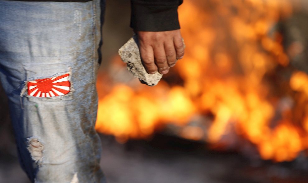 28/10/2019.- Miles de manifestantes protestan contra el Piñera por décimo día consecutivo en las calles de Santiago (Chile).. EFE/ Alberto Valdes