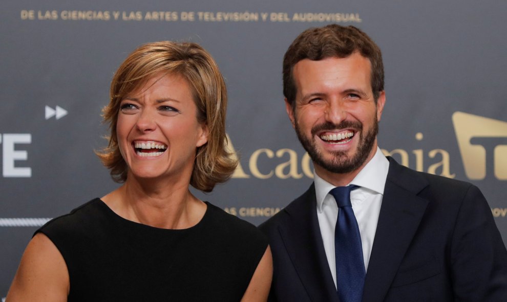 El líder del PP, Pablo Casado (2d), copn la presidenta de la Academia de la Televisión, Maria Casado a su llegada al único debate electoral en el que participarán los candidatos de los cinco mayores partidos, que tiene lugar en el Pabellón de Cristal de l