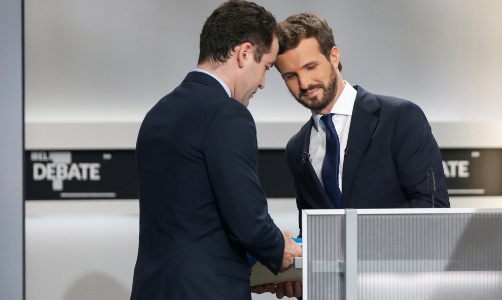 El presidente del PP, Pablo Casado, con el secretario general del partido, Teodoro García Egea, ants del inicio del debate de los candidatos para las elecciones del 10-N. REUTERS/Susana Vera