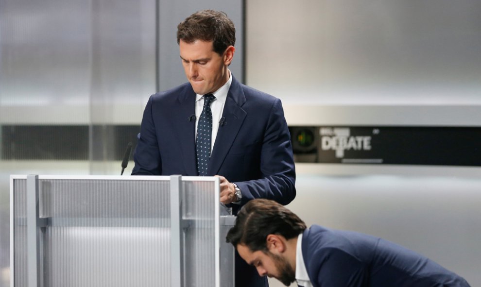 El líder de Ciudadanos, Albert Rivera, con el secretario de comunicación del partido, Fernando de Páramo, antes del inicio del debate de los candidatos para las elecciones del 10-N. REUTERS/Susana Vera