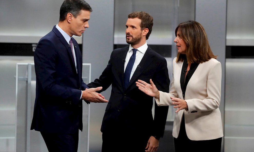 Los líderes del PSOE, Pedro Sánchez, del PP, Pablo Casado y la periodista Ana Blanco, momentos antes del inicio del único debate electoral. EFE/Juan Carlos Hidalgo