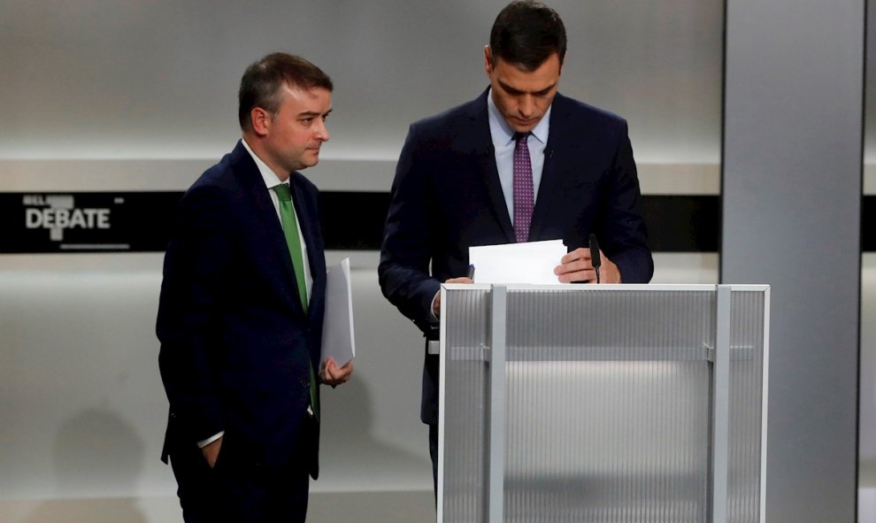 El líder del PSOE y el presidente del Gobierno en funciones, Pedro Sánchez, con su jefe de gabinete, Iván Redondo, antes del inicio del debate de los candidatos para las elecciones del 10-N. EFE/Juan Carlos Hidalgo