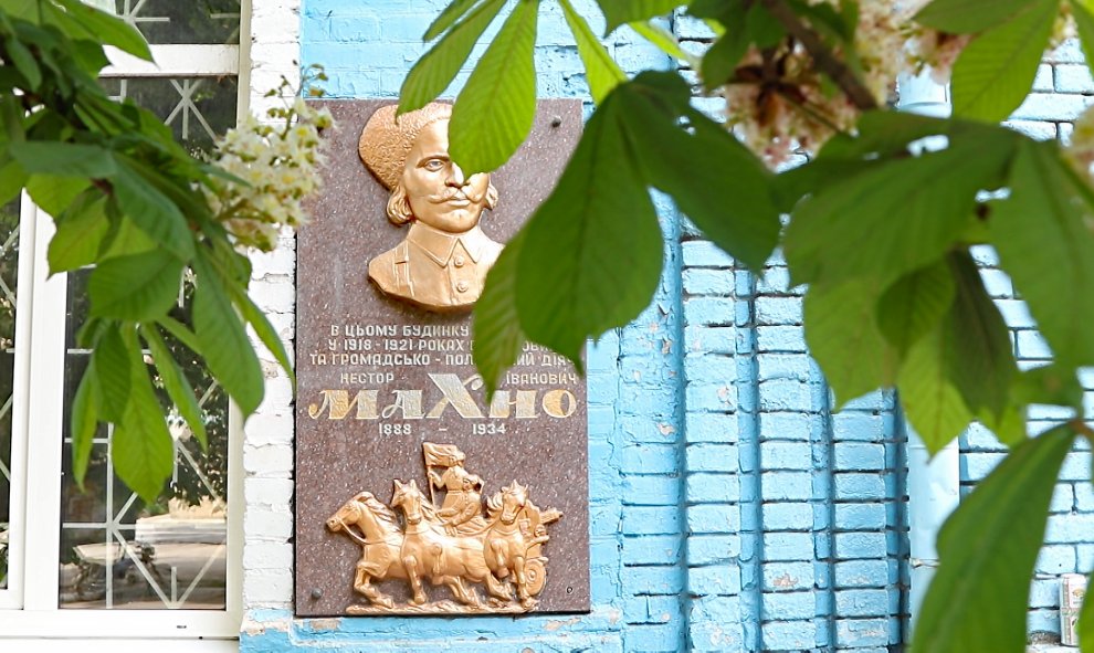 Placa dedicada a Néstor, sujeta a la fachada del Ayuntamiento de Guliai Pole, antaño cuartel general de los majnovistas. / Ferrán Barber