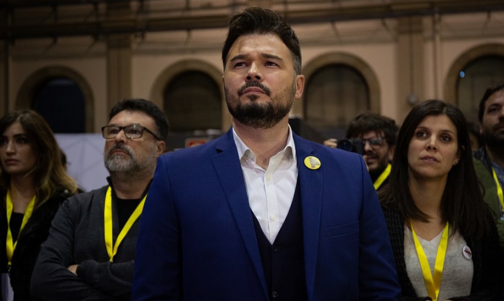 Gabriel Rufián sigue la noche electoral del 10N en el Pabellón de la Estació del Nord de Barcelona./ David Zorrakino (Europa Press)