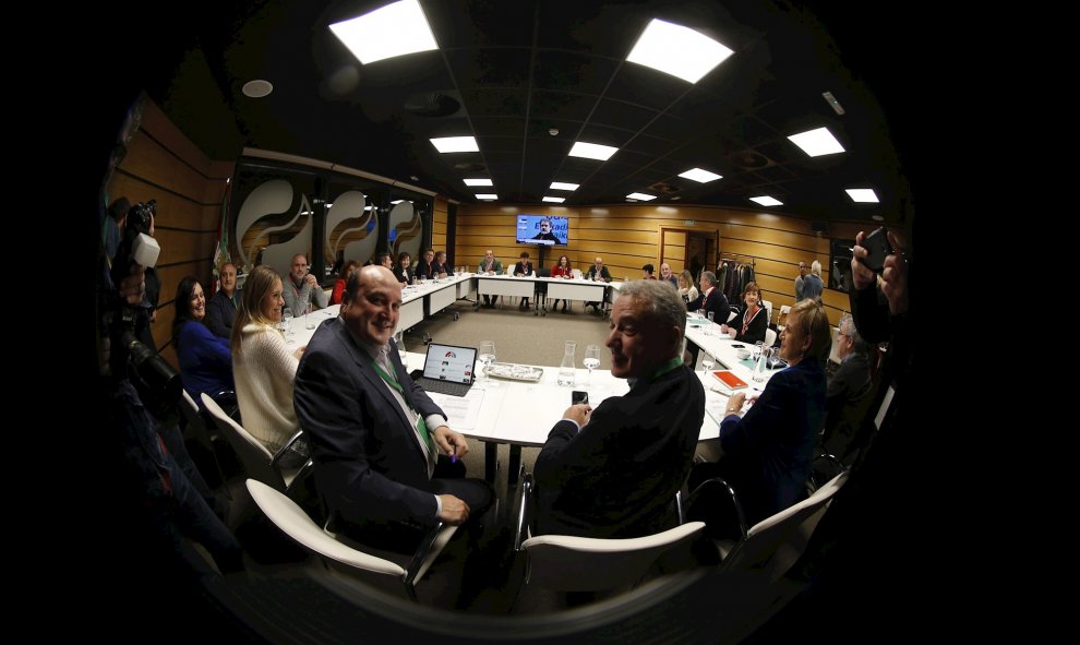 La cúpula del PNV sigue los resultados electorales en su sede en Bilbao./ Luis Tejido (EFE)