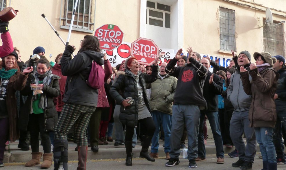 12/11/2019.- Personas de la PAH celebran haber parado el desahucio de Diego Catriel, en Guadalajara. / María Duarte