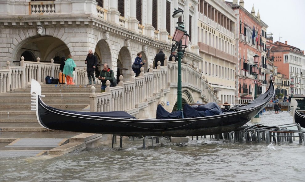 Una góndola varada y arrancada de su amarre en el canal de Venecia. EFE/ANDREA MEROLA